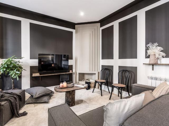 Spacious 4 Bedroom Mountain Inspired Apartment with Balcony in Trendy Trafalgar, Madrid Amsterdam Apartments for Rent