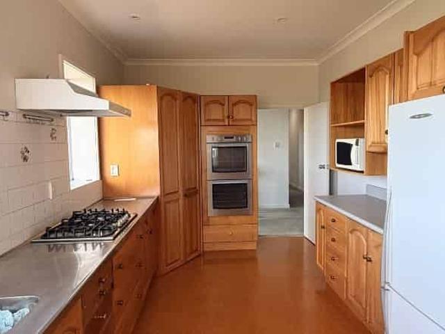 Spacious 4 bedroom plus a study in Glendowie