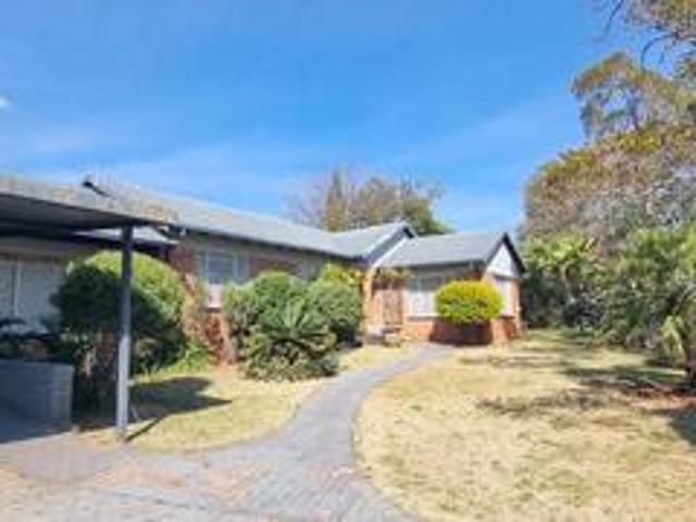 spacious 4 bedroom property in rooih.