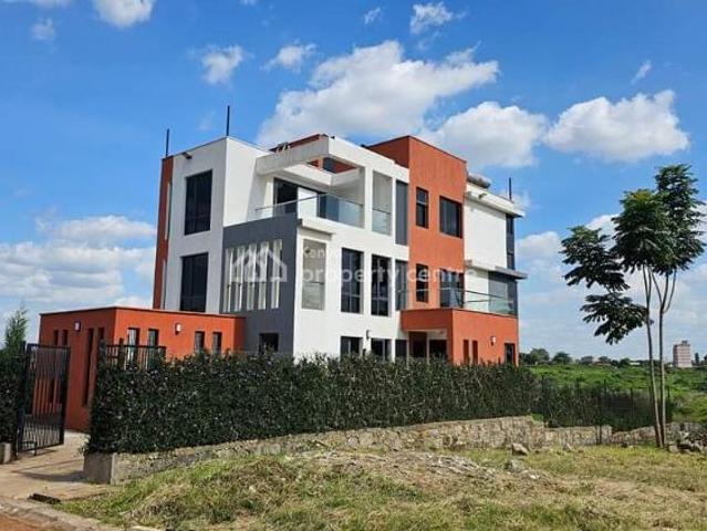 Spacious 4 bedrooms + Dsq Villa