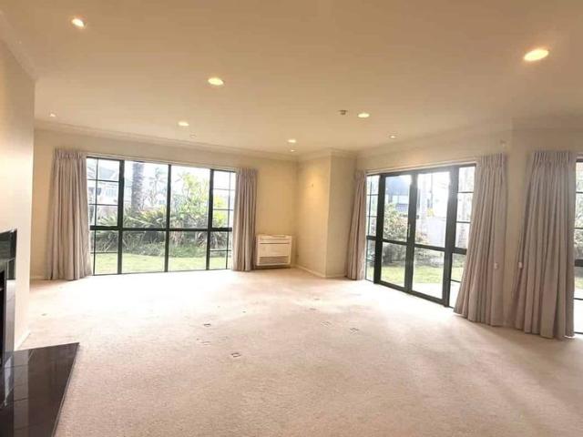 Spacious 4 Beds Home in Macleans Zone