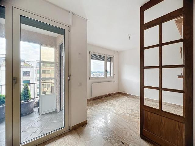 Spacious 4 room through apartment with balcony