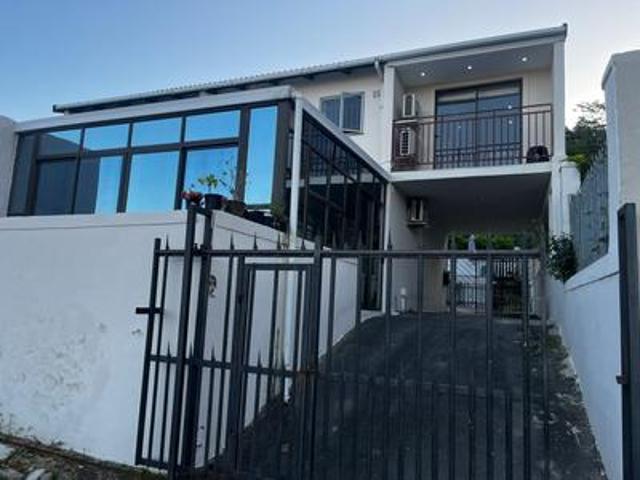 spacious 4.5 bedroom family home wit.