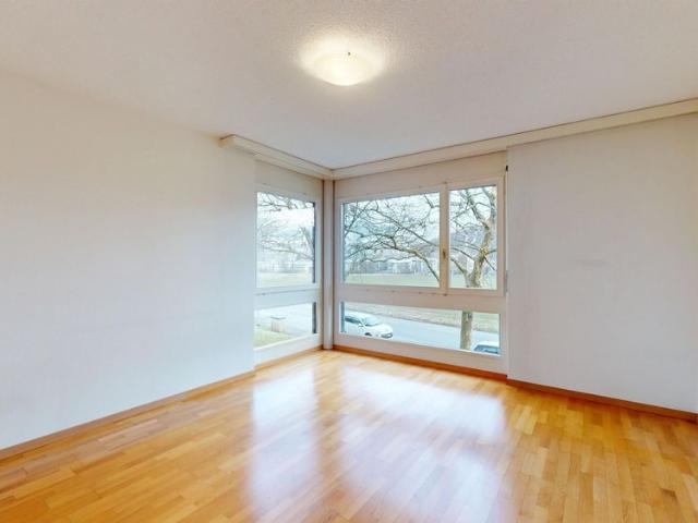 Spacious 4.5 room apartment in a sought after location!