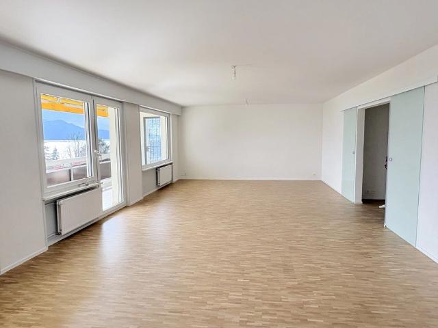 Spacious 4.5 room apartment of approx. 145 m2 with view of the lake and the mountains