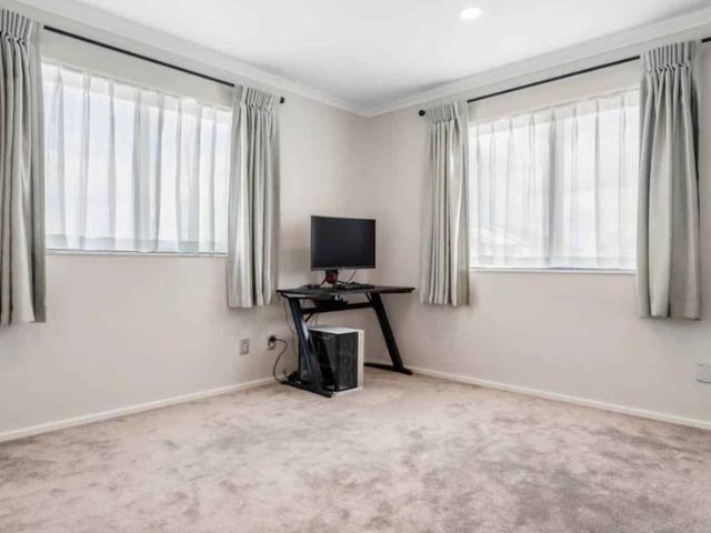 Spacious 5 Bedroom Family Home in Sought After Orewa Walk to School