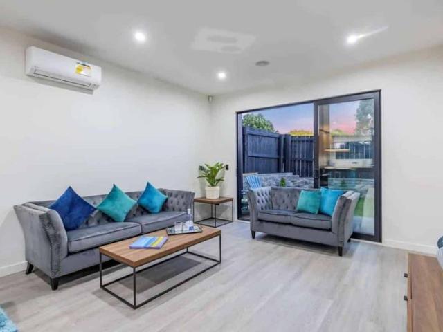 Spacious 5 Bedroom Family Home in Sought After Pakuranga Heights