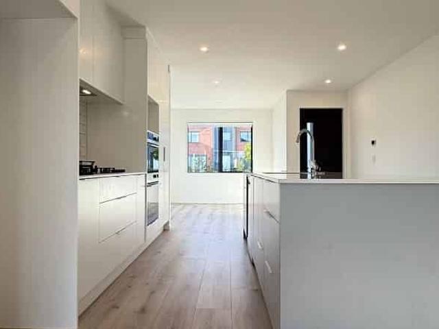Spacious 5 Bedroom Family Home in Park Green