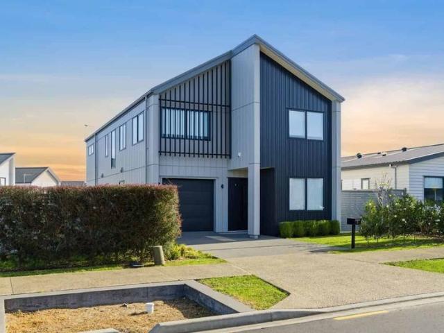 Spacious 5 Bedroom Family Home in Park Green