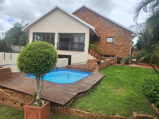 spacious 5 bedroom family home in wo.