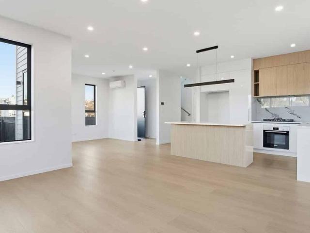 Spacious 5 bedroom Family Home in Totara Vale