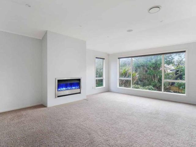 Spacious 5 bedroom family home walk to the water!