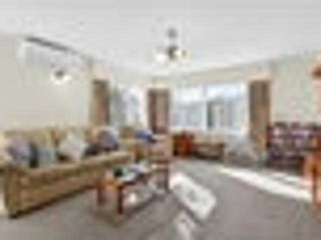 Spacious 5 Bedroom family living