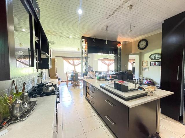 Spacious 5 bedroom house on 2.2 hectare for sale