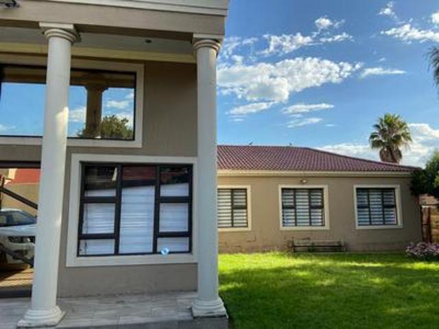 spacious 5 bedroom home in prime loc.