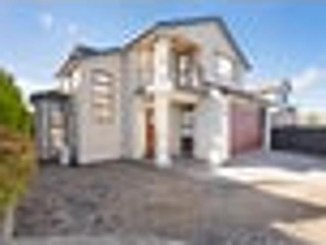 Spacious 5 bedroom Home Sensational Sea Views!