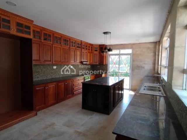 Spacious 5 Bedrooms Townhouse