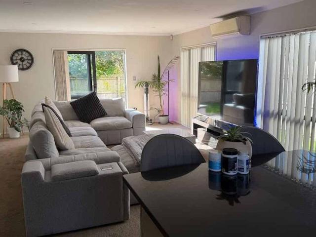 Spacious 5BR Home on Te Atatu Rd