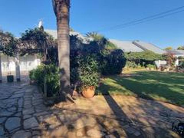 spacious 6 bedroom family home in a.