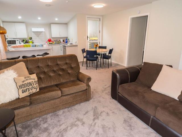 Spacious 6 bedroom flat for 2027