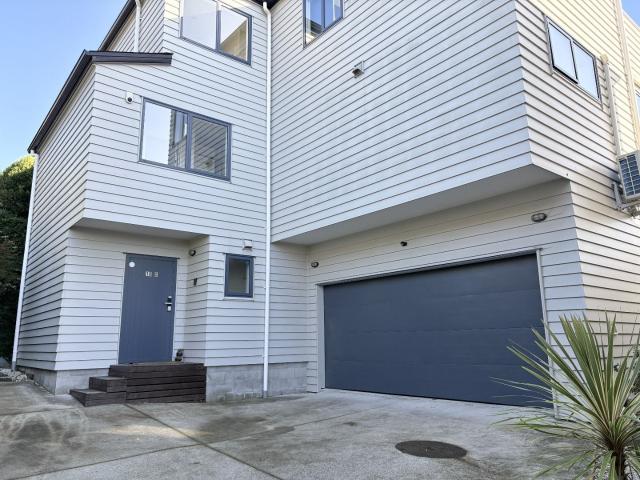 Spacious 6 Bedroom Home with Dual Living Potential