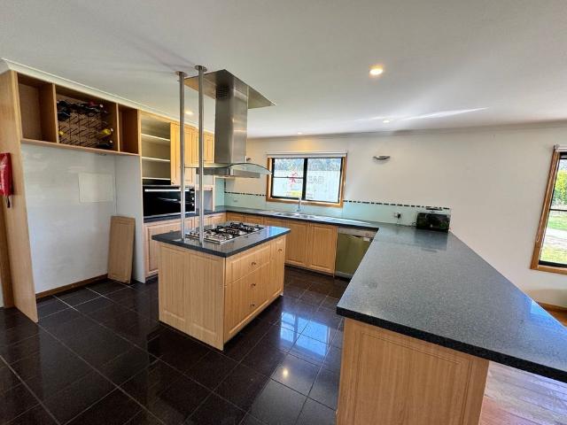 Spacious 6 Bedroom Home with Utilities Included Perfect for Families or Shared Living!