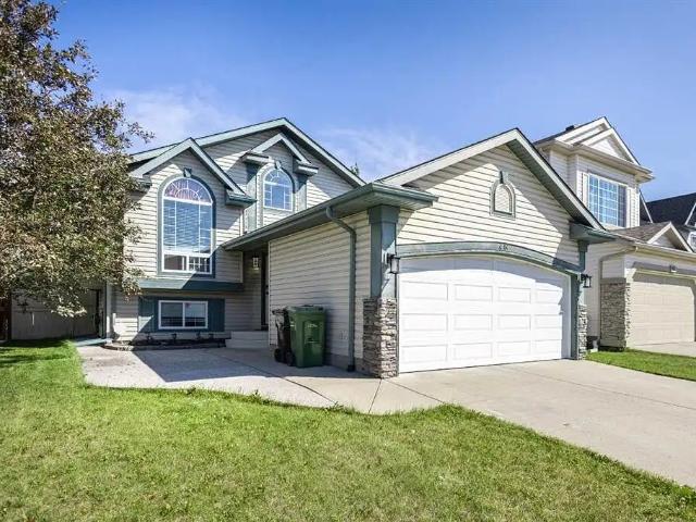 Spacious 6 Bedroom Home in Tuscany with Double Front Garage