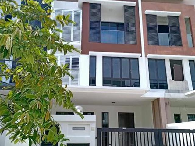 SPACIOUS 6 ROOMS3 Storey ZEYHERI Setia Utama With AIRCOND