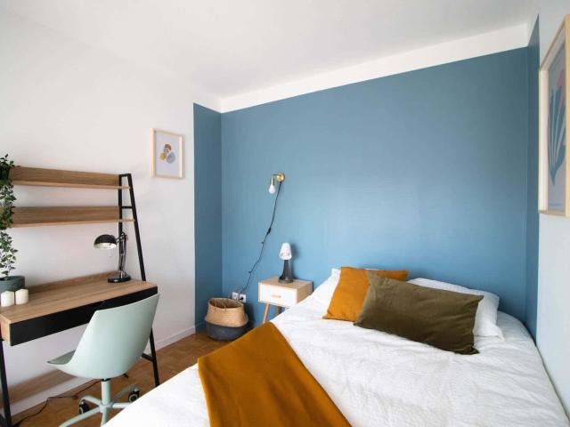 Spacious 15m² bedroom to rent in Grenoble G016