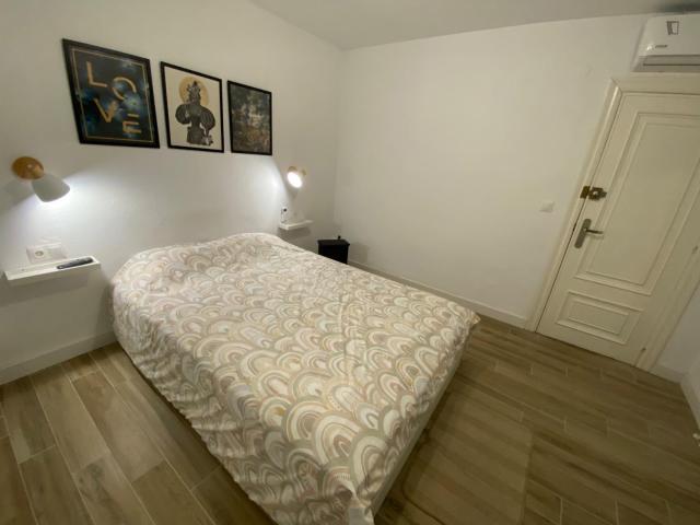 Spacious 16m2 double bedroom in Alicante city center