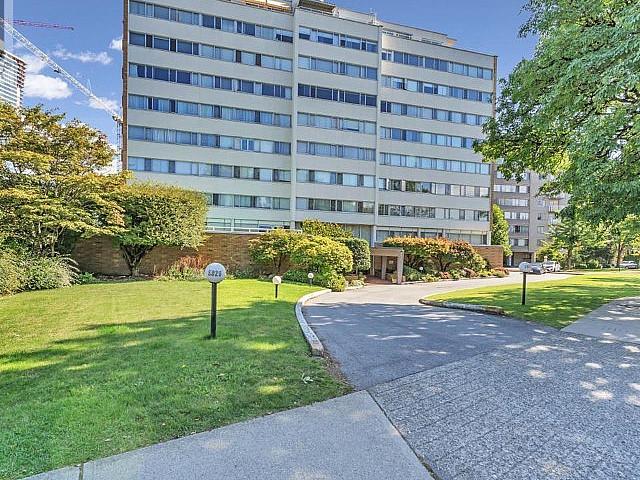 Spacious 1 bed Co op W/ Parking, Storage & Pool Access!