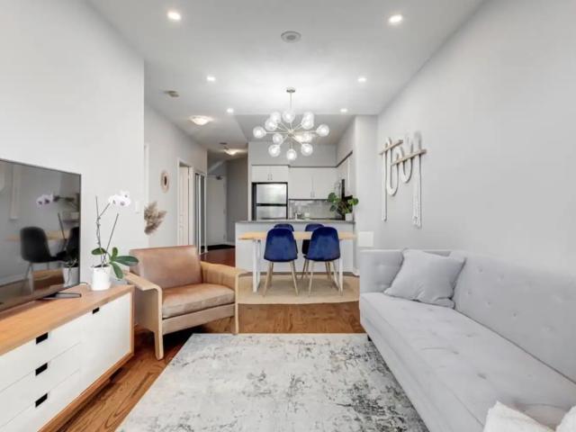 Spacious 1 bed + den suite parking included in Park Lawn Rd and Lake Shore Blvd W Available July 1