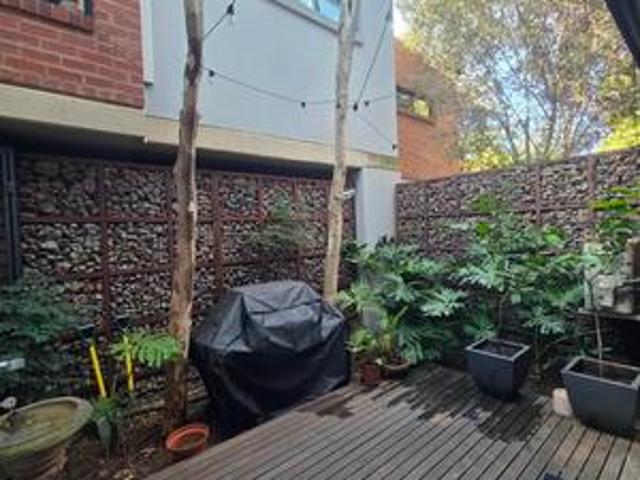 spacious 1 bedroom apartment in menl.