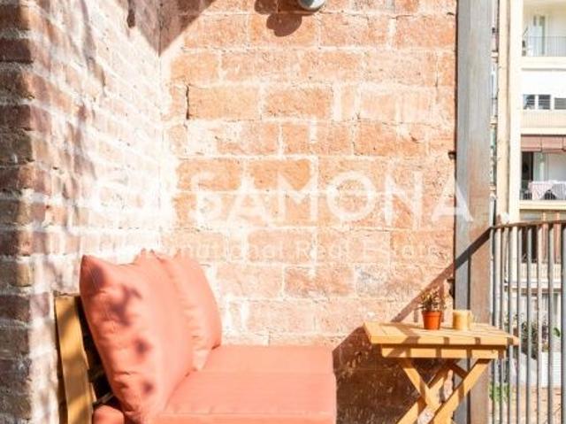 Spacious 1 Bedroom Apartment with a Private Balcony in the Centre of Eixample