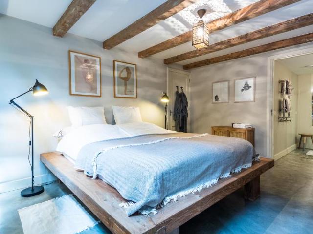 Spacious 1 Bedroom Apartment with Amstel River View – Amsterdam City Center