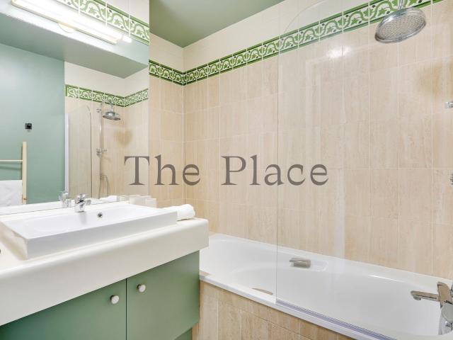 Spacious 1 bedroom apartment with terrace and parking near La défense