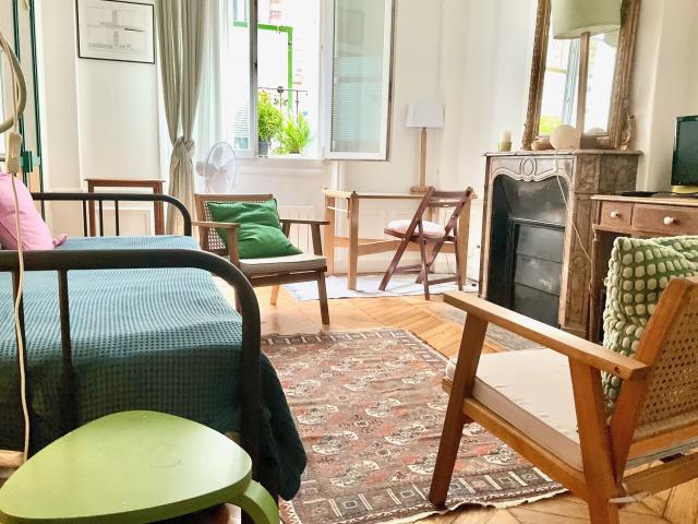 Spacious 1 bedroom ground floor apt in 9th district of Paris