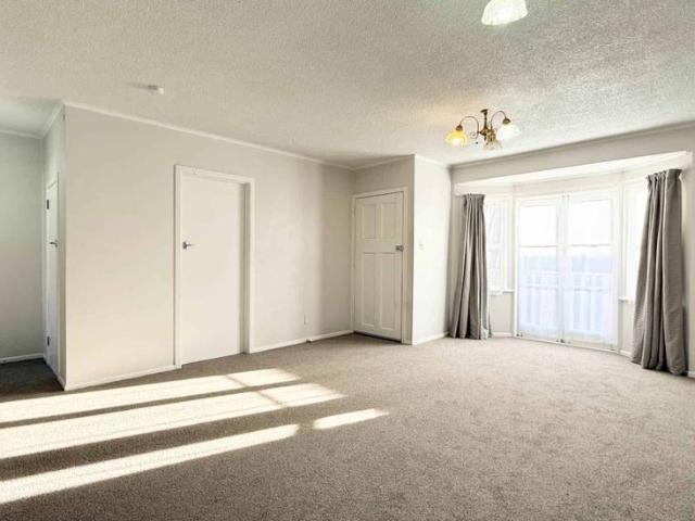 Spacious 1 Bedroom Unit with Parking in Kohimarama