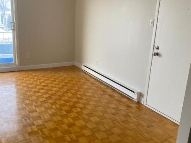 Spacious 1 BR apartment – ​​Saint Hubert