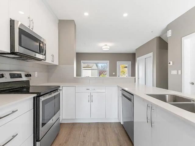 Spacious 1,650+ Sq Ft Townhome in Hampton Heights – 3 Bed + Den & Double Garage