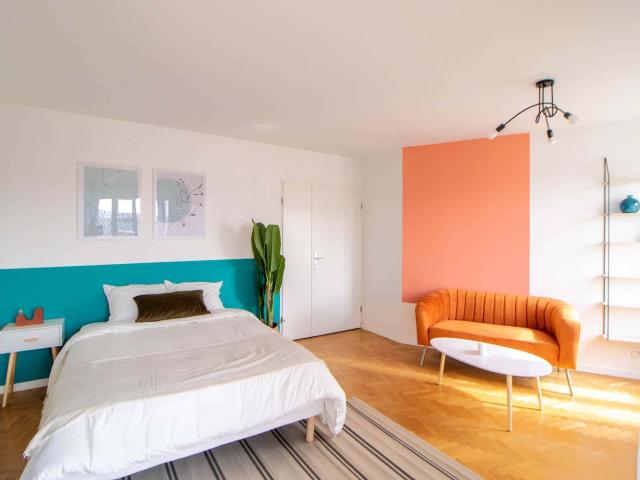 Spacious 23 m² bedroom to rent in Saint Denis SDN05