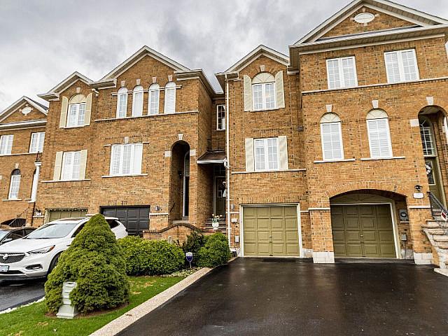 Spacious 2 bed Townhouse | Ravine Backyard | Private Balcony