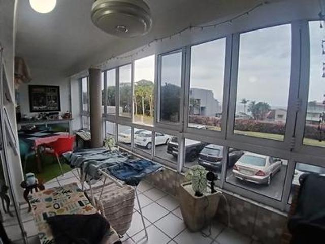 spacious 2 bedroom, 1 bathroom, sea.