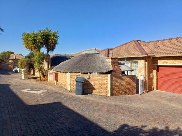 Spacious 2 bedroom 2 bathroom unit in Wilgeheuwel