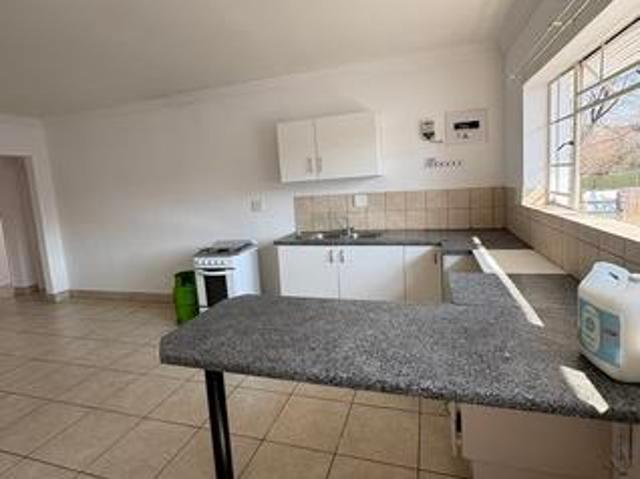 spacious 2 bedroom cottage in highla.