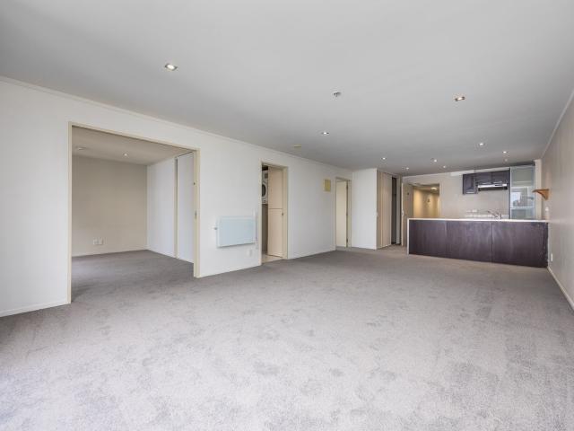 Spacious 2 Bedroom City Apartment with Secure Carpark in Hobson Street