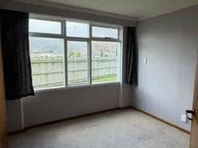 Spacious 2 bedroom apartment in Epuni!