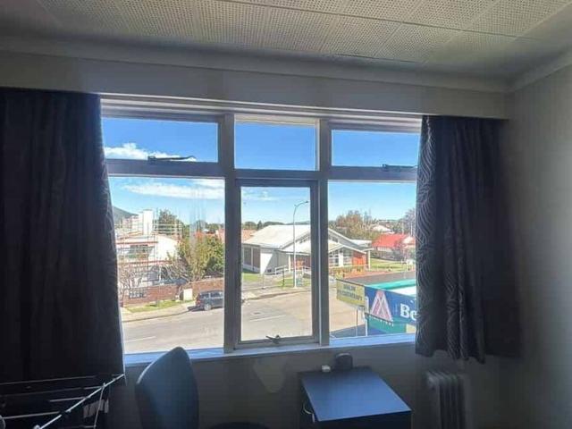 Spacious 2 bedroom apartment in Epuni!