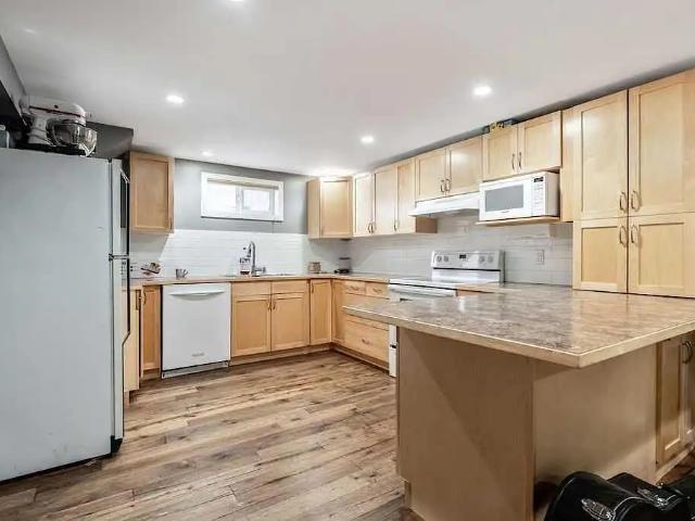Spacious 2 bedroom basement, 8 min to Downtown