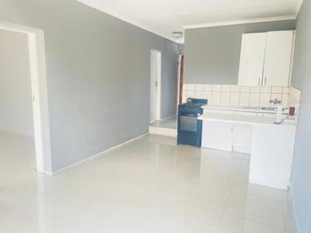 spacious 2 bedroom garden flat in le.